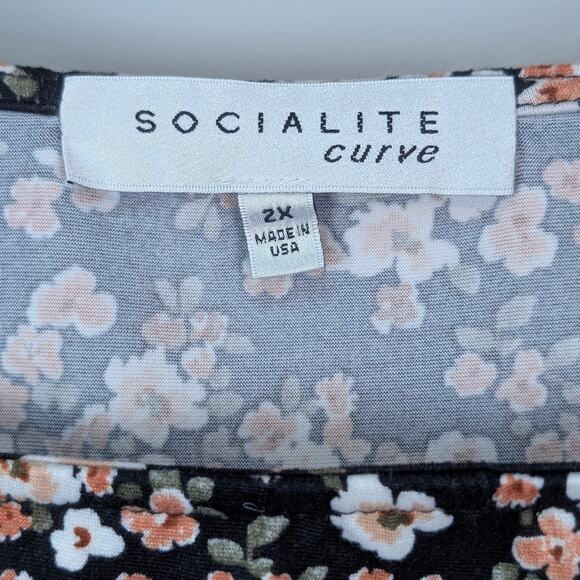 Socialite Curve Short Petal Sleeve Top in Black Whimsigoth Ditzy Floral Print 2x - Picture 6 of 7